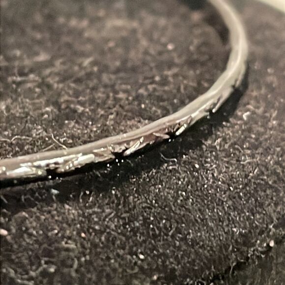 7.5” retro-1990s-solid gunmetal gray diamond textured stackable bangle bracelet - Picture 7 of 9
